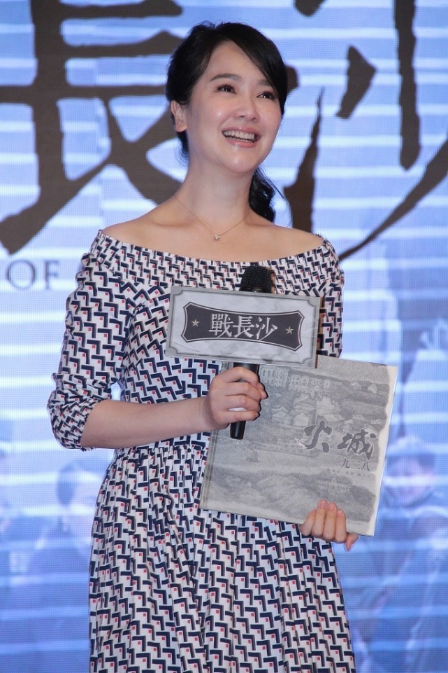 左小青穿短裙秀美腿,一把年纪也有妙曼身姿,也太吸引人了