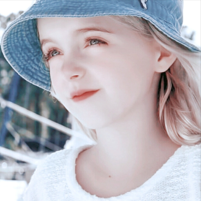 小童星麦肯娜格瑞丝被誉为人间天使美貌与智慧并存