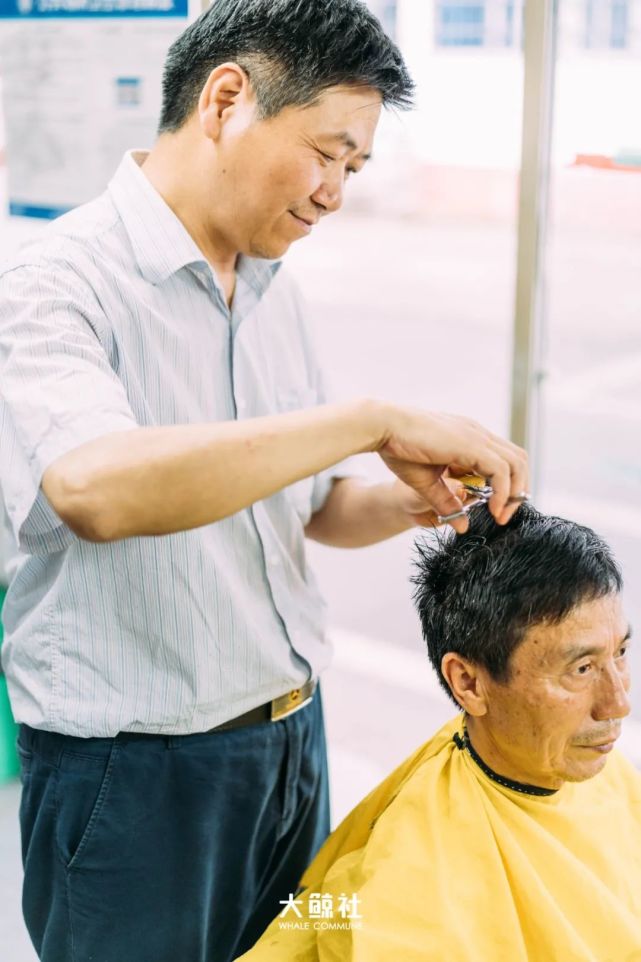 人物丨老式理发店,过去时髦的人都这样理发