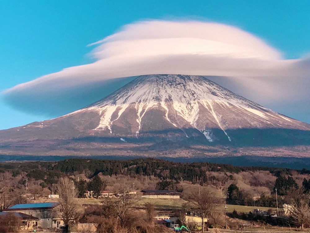 雪洒富士山,看樱花开满山头,象征爱情纯美的样子