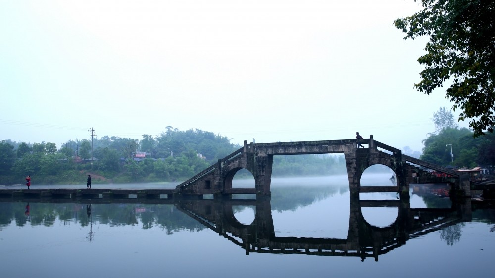 重庆荣昌万灵古镇:烟雨中的水墨山水画