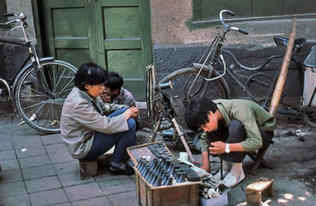 昆明老照片,80年代南太桥看红嘴鸥的人群,40年前的场景令人难忘