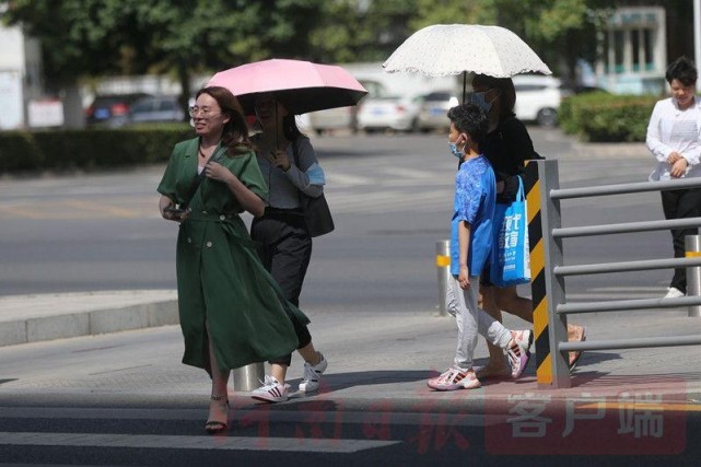 橙色预警!看郑州街头热浪中的劳动者