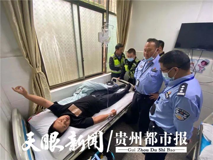 怀抱昏迷男童一路狂奔供氧不足交警晕倒在医院大厅