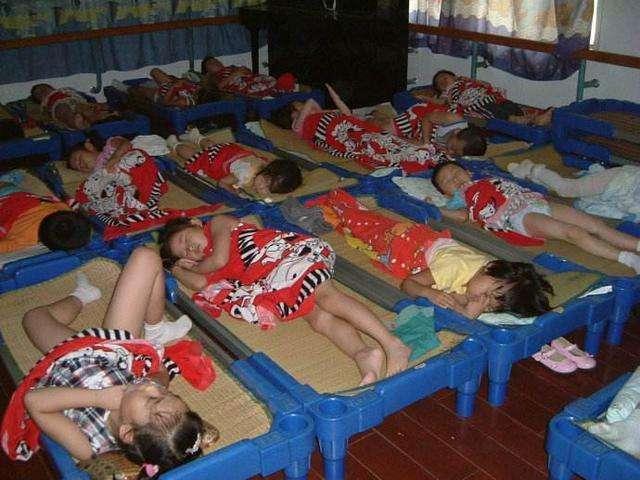 幼师劝告:女孩上幼儿园别乱穿衣,看完午睡照片,宝妈