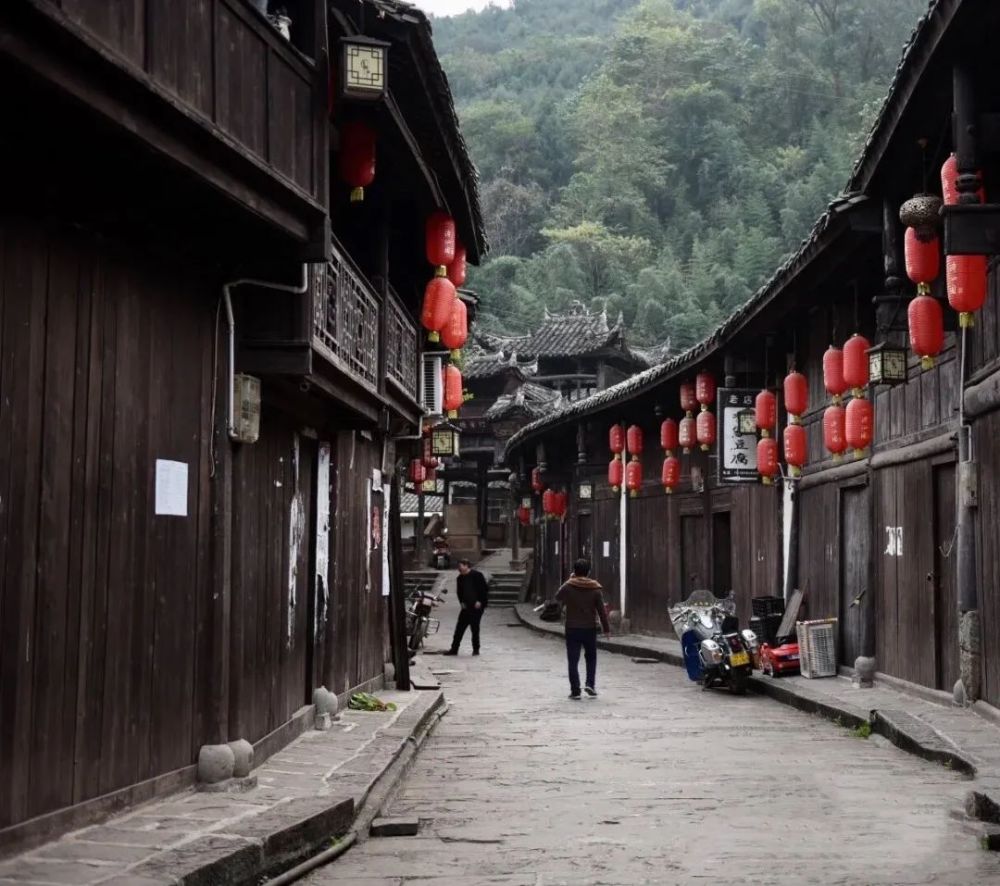 上过央视的"豆腐宴",就出自青林口古镇,还有当地的四色皮蛋,农家土