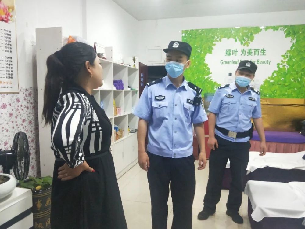 诸暨市公安局山下湖派出所对辖区场所开展消防安全和人员登记检查.