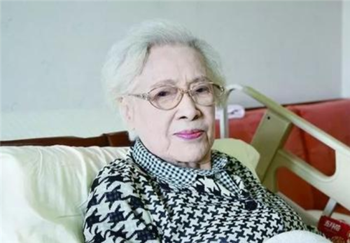 98岁高龄的秦怡看着像60岁人,她是怎么保养的,怎么老了还这么美