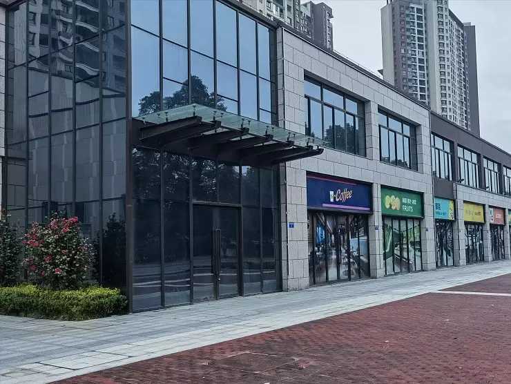 租金过高,也使得他们喘不过气来,很多商铺支撑不了一年就关门倒闭了
