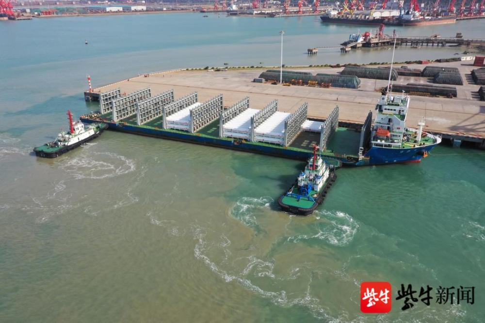 (液化天然气)可移动罐柜的中国籍集装箱船"泛洲6"轮安全靠妥连云港港