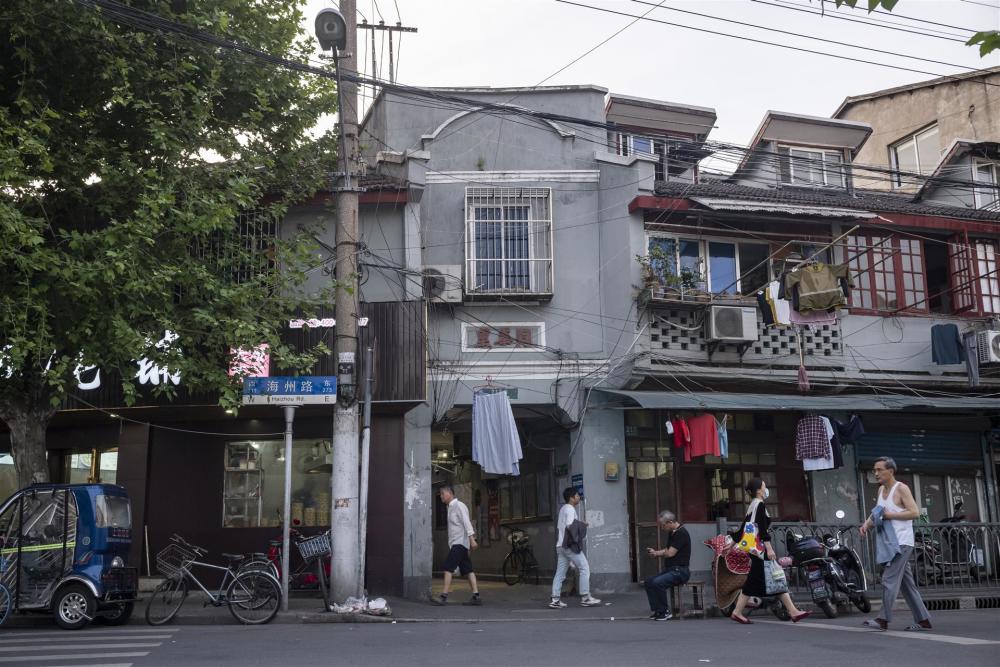 拆迁在即,上海"大烟囱"下的老弄堂,再看一眼这里沉淀的岁月