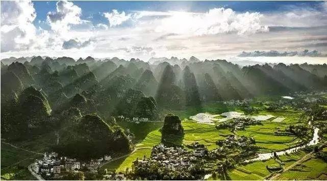 万峰林景区,位于贵州省兴义市东南部,气势宏大壮阔,山峰形态奇特