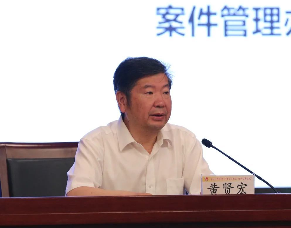 市院党组副书记,常务副检察长 黄贤宏黄贤宏在主持讲座时就如何做好