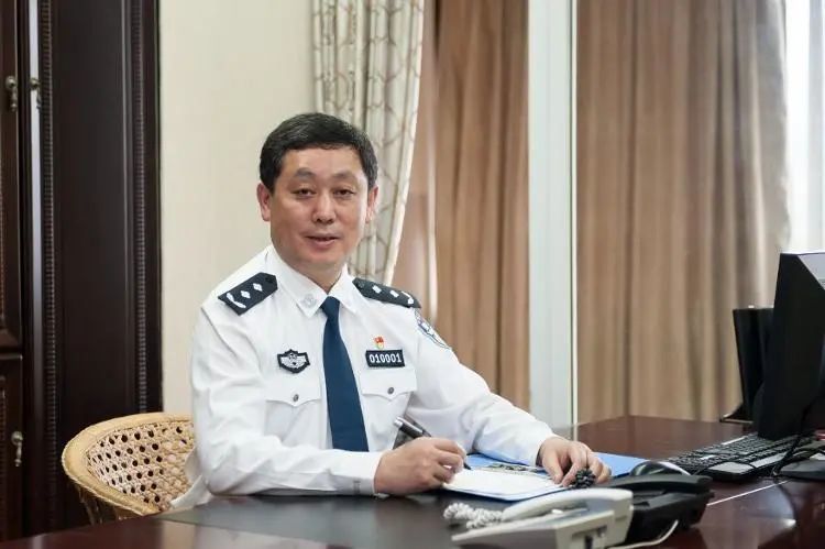 2015年5月至今,任奉贤区副区长,上海市公安局奉贤分局党委书记,局长.