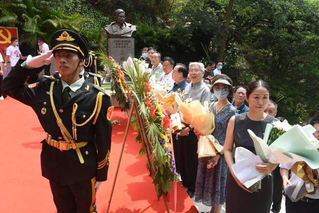 在仪仗兵庄严肃穆的仪式中为中华人民共和国开国少将李人林将军的雕像