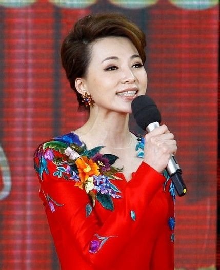如今的程前57岁了,也算是老来得子,一家三口看上去十分的幸福