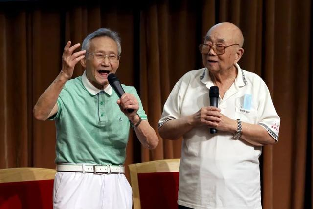 曾被称为"英俊小生",一生奉献给滑稽戏事业