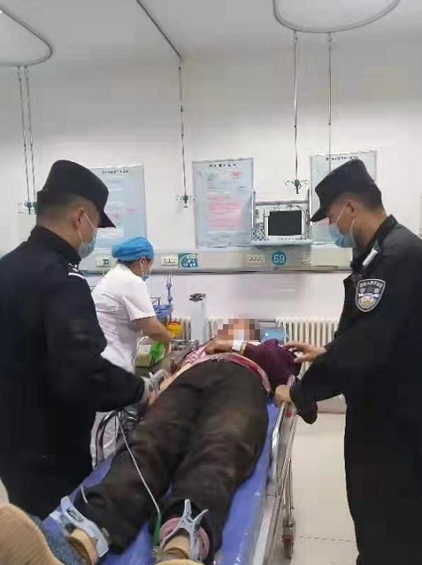 巴彦淖尔一牧民骑车摔倒头部出血严重,危急时刻