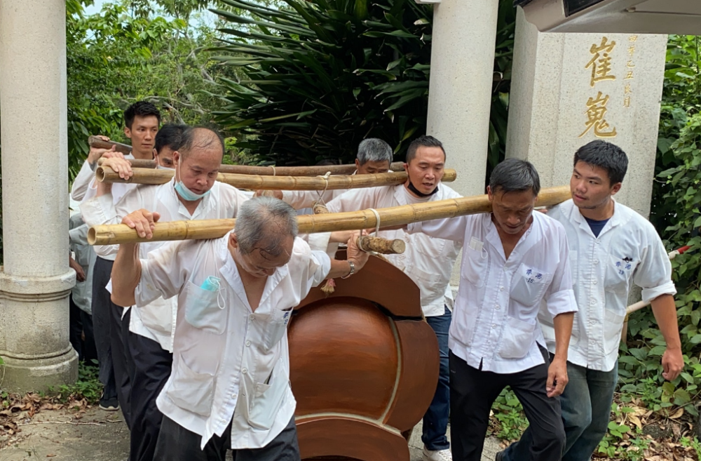 赌王何鸿燊下葬,何猷启前妻齐娇未到场,携俩女儿为爷爷点长明灯