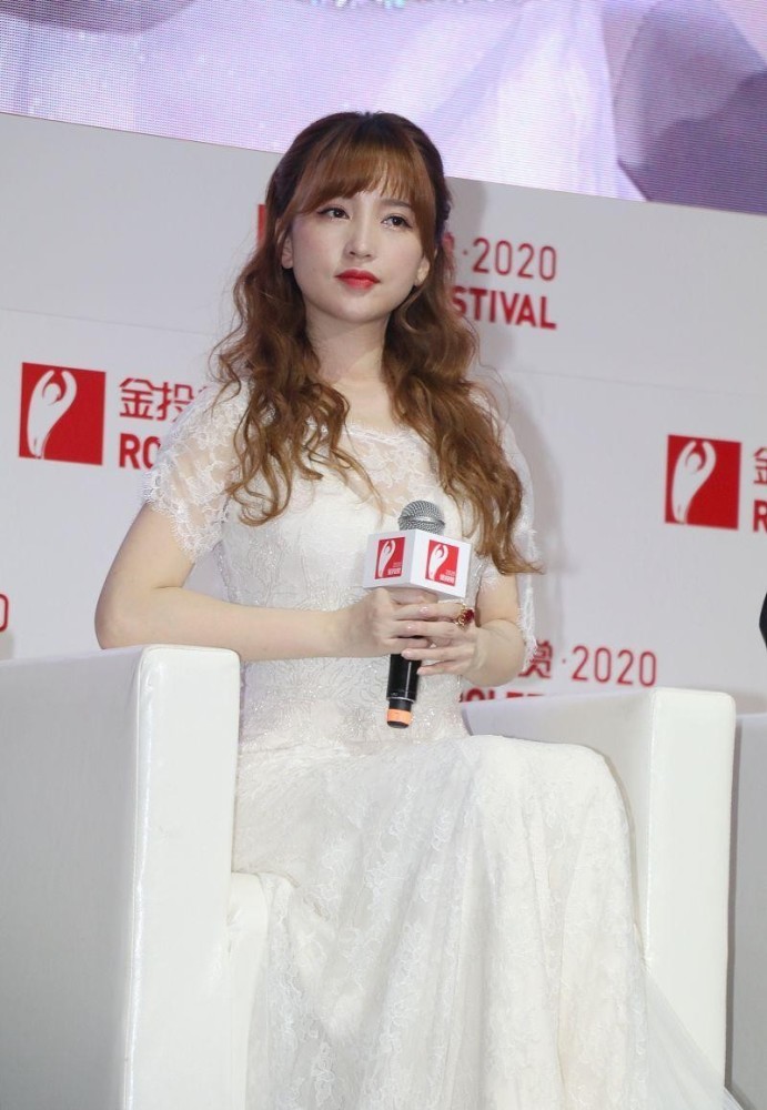 有一种"甜系女孩"叫金莎,无滤镜生图也没瑕疵,真挺显嫩的