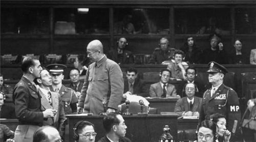 1946年至1948年的远东国际军事法庭上,在全部的55项罪行中,东条英机占