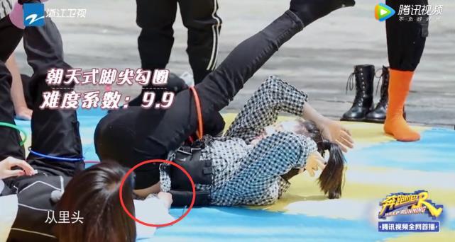 《奔跑吧》苗苗做游戏险走光,宋雨琦帮忙遮挡,主动拉baby起身细节暖心