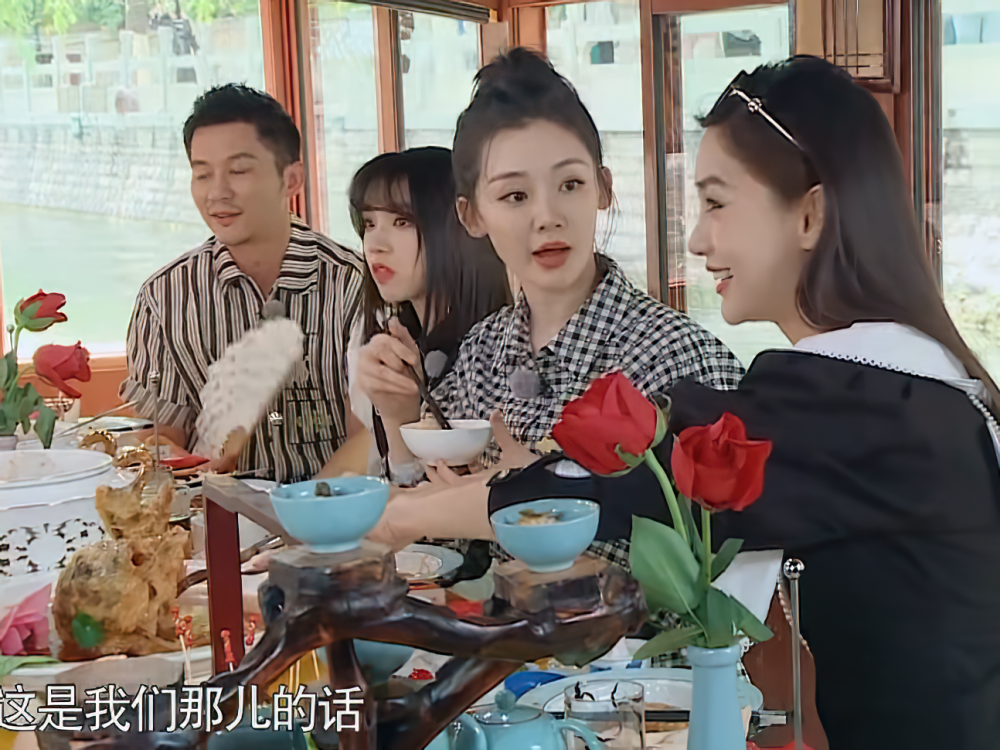 苗苗降临《奔跑吧》,谁注意她对baby的称呼,这是对郑恺的尊重