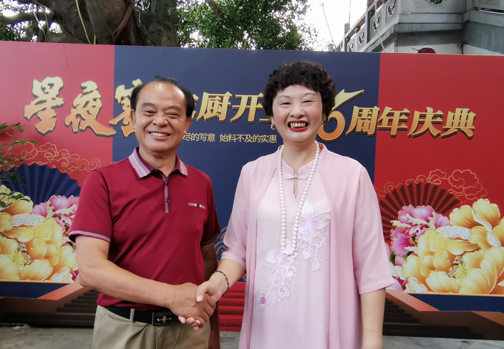 曾大文认为作为南宁餐饮协会会长,同时也是星夜蜜的掌舵人温美兰爱