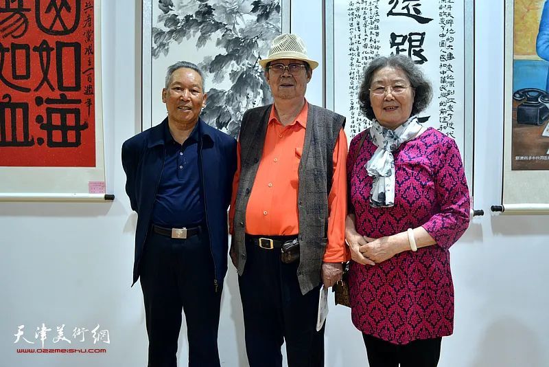 郭永元,刘传光,刘秀芝在展览现场.郭永元,郭文伟,田野在展览现场.