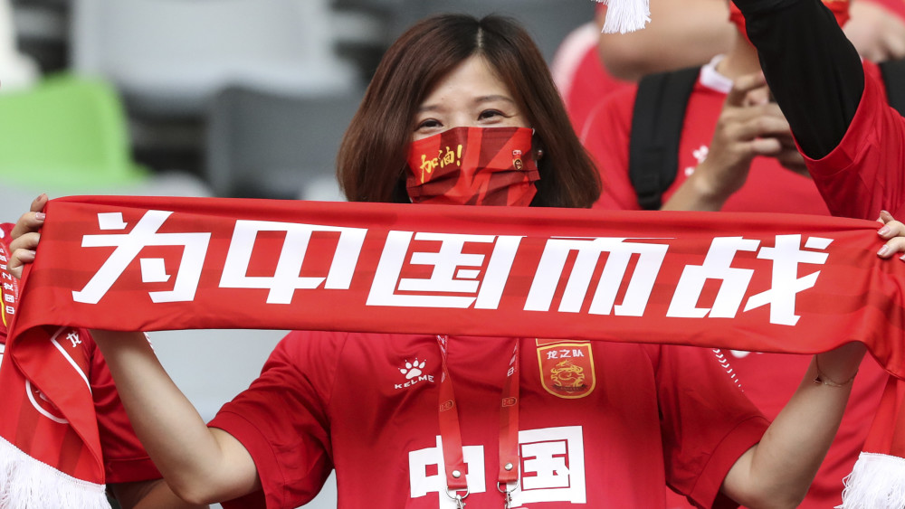 5月30日,球迷在赛前为中国队加油.新华社记者 杨磊 摄