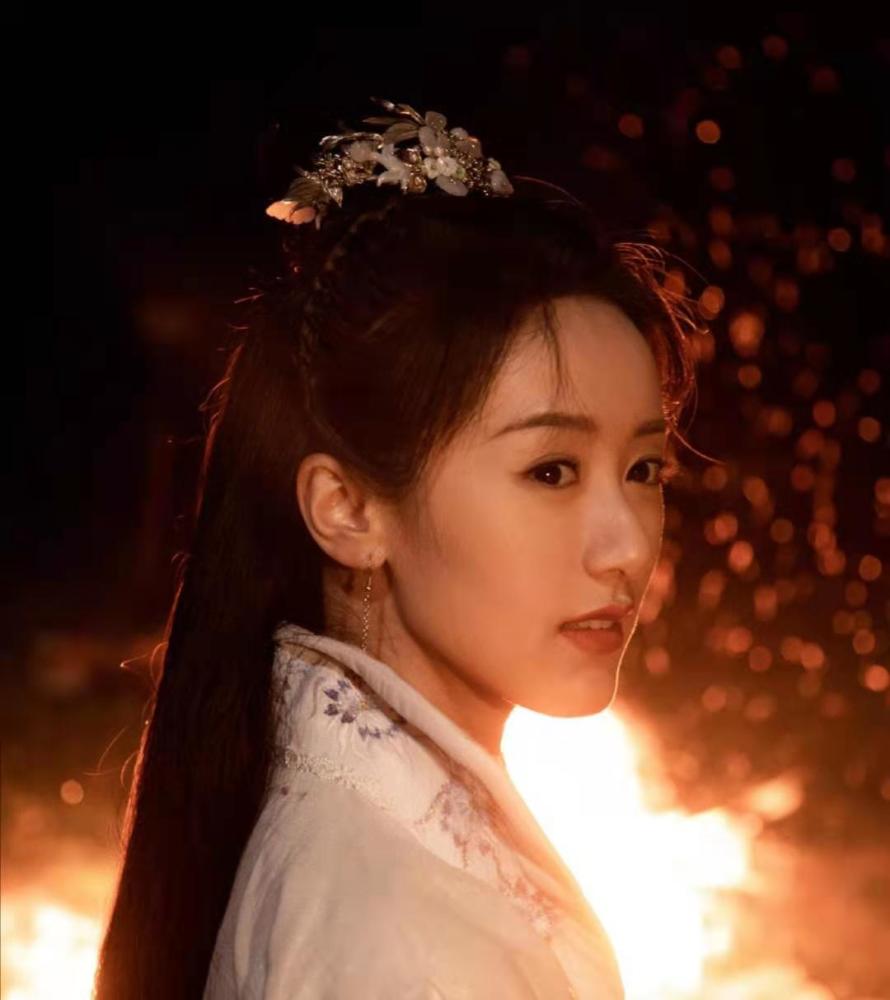 袁冰妍新剧《祝卿好》杀青,大方晒与男主郑业成合照,cp感十足!