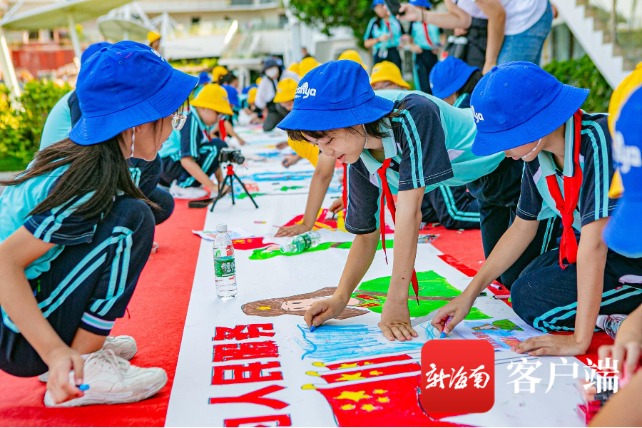 三亚市天涯区百名少年绘制百米长卷献礼建党百年
