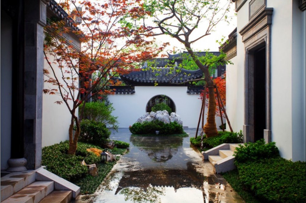 又注重中国传统风水知识的运用,中式庭院由内而外展现禅意和灵动,哪怕