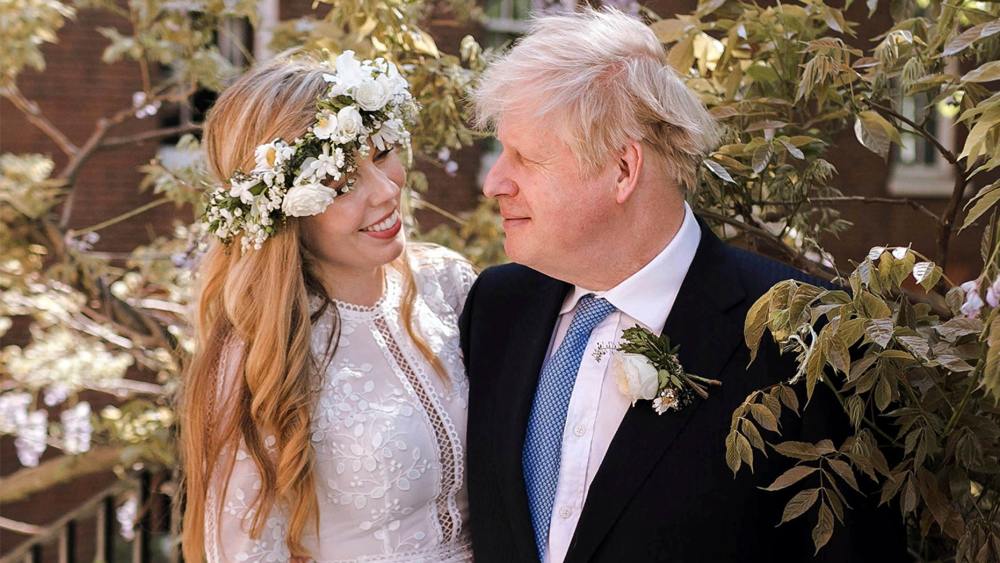 英国首相鲍里斯·约翰逊和他的未婚妻嘉莉·西蒙兹星期六在伦敦的一个