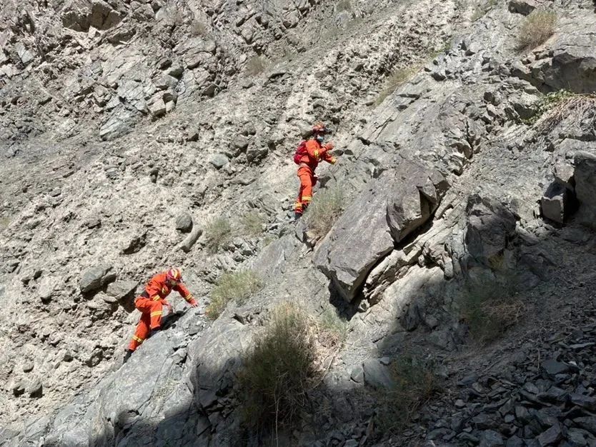 户外登山被困半山腰,消防员紧急救援