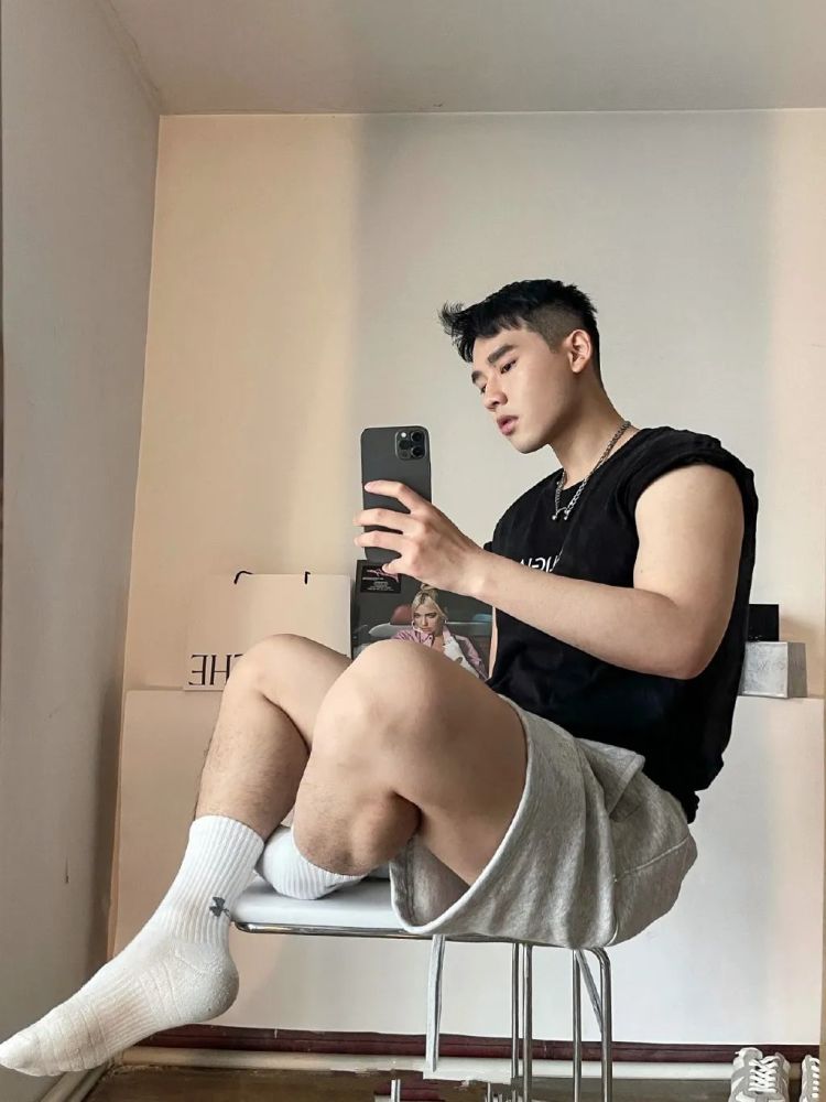 奶凶体育生自拍照被疯传,来品一品这个健气小奶狗的大长腿!