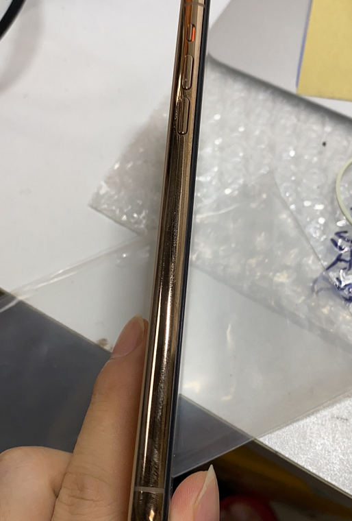 手机成色还是非常不错的,没有出现裂纹划痕等情况,边框有轻微磨损.