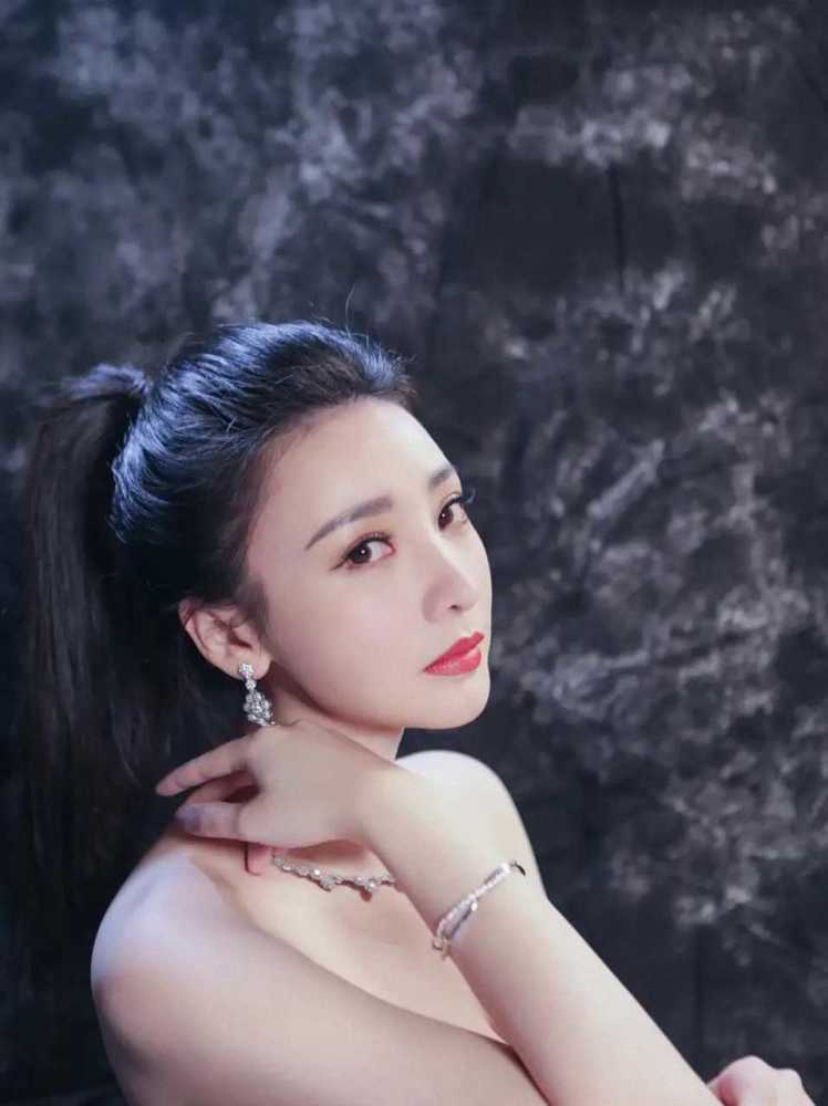柳岩优质壁纸!来看看明星应该长什么样!