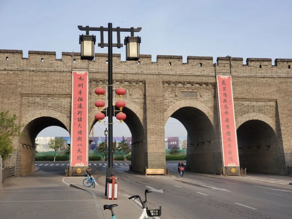 大同城墙为明洪武五年(1372年)建造,略呈方形,东西长1.8公里,南北长1.