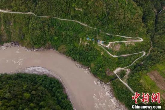 雅鲁藏布江与墨脱公路.