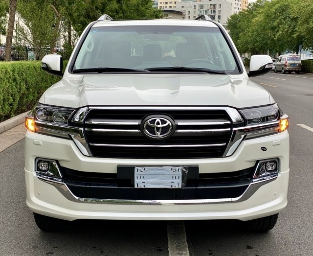 丰田兰德酷路泽别名又叫陆地巡洋舰,英文名字:land cruiser,现在的