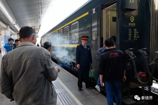 由济南开往乌鲁木齐途经宝鸡站的z105次列车刚刚进站,不少未到站的