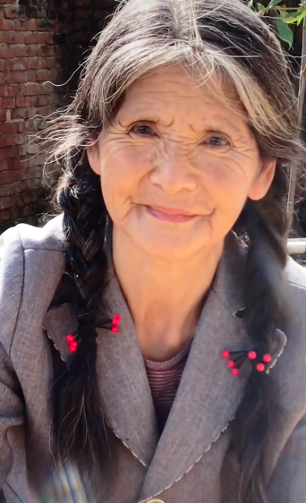 湖北十堰66岁农村老人因神仙颜值走红网络,被网友亲切称为"最美奶奶".