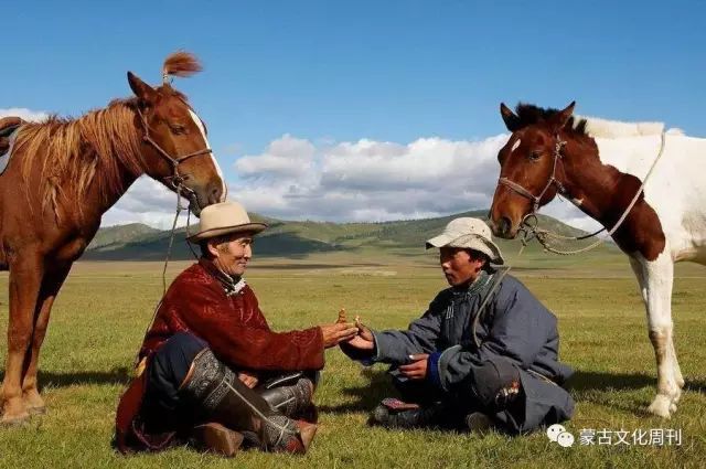 递鼻烟壶是蒙古民族古老的习俗,在蒙古包里作客,殷勤好客的主人,常常