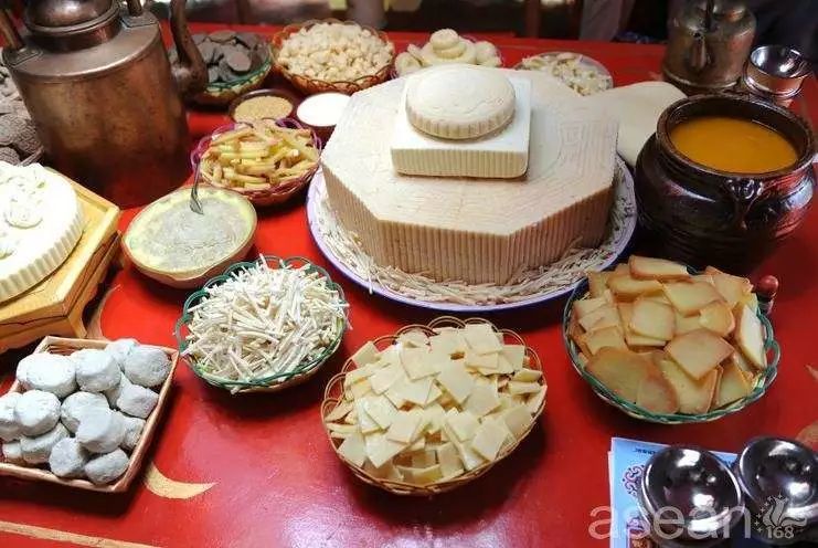 蒙古酒:蒙古酒是蒙古族人的主要饮料之一,蒙古酒是从牛奶中提炼而成