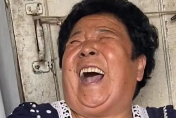 碎嘴田姥姥出演乡村振兴电影搭档谢广坤梦想终于实现了