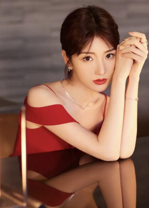 毛晓彤烈焰红唇妆出镜红色修身连衣裙脚踏恨天高好身材一览无遗