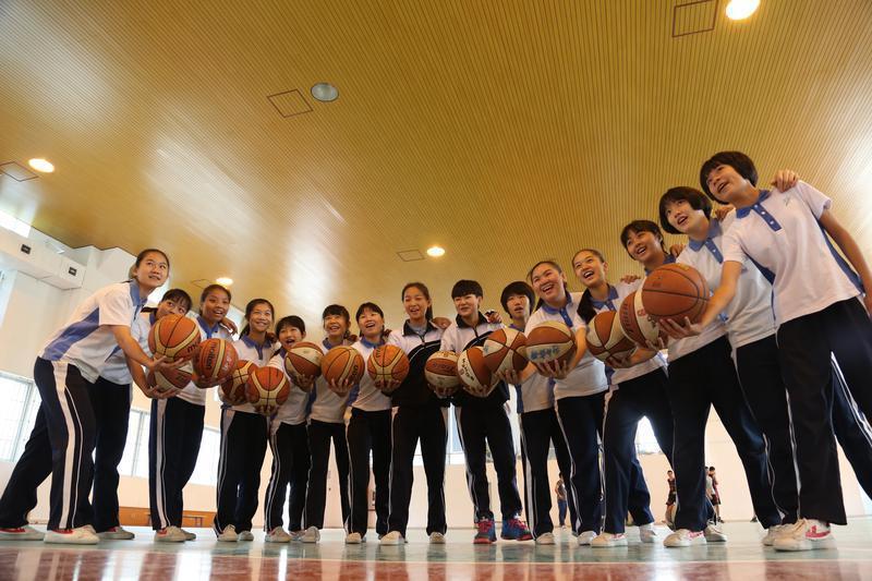 十获区教学管理标兵单位的深圳市新华中学作为首个获评龙华区区长质量