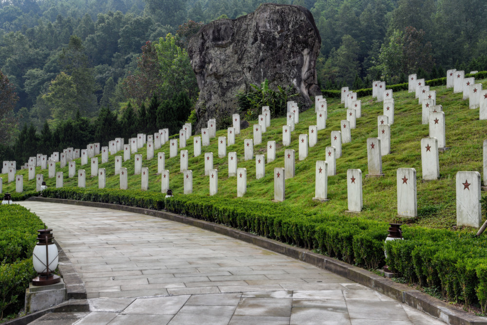 全国最大的红军烈士陵园,长眠着25048名烈士,红军后人