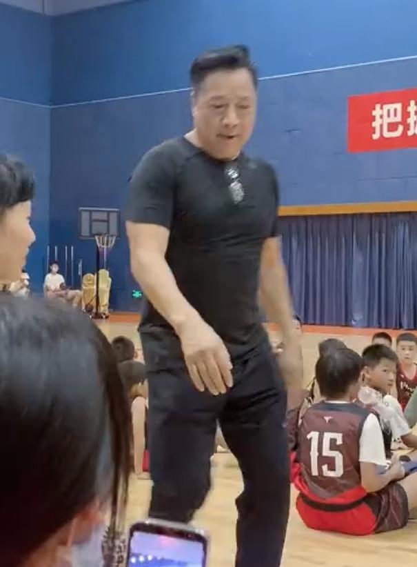 胡明轩爸爸曝光,年过5旬身姿挺拔,配得上高颜值的胡妈
